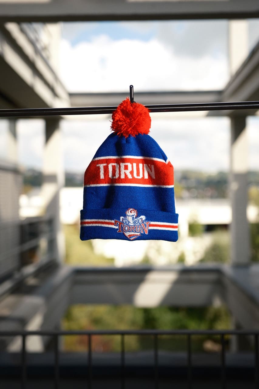 blaue Strickmütze mit hochwertigem Logo-Stick auf der Vorderseite.