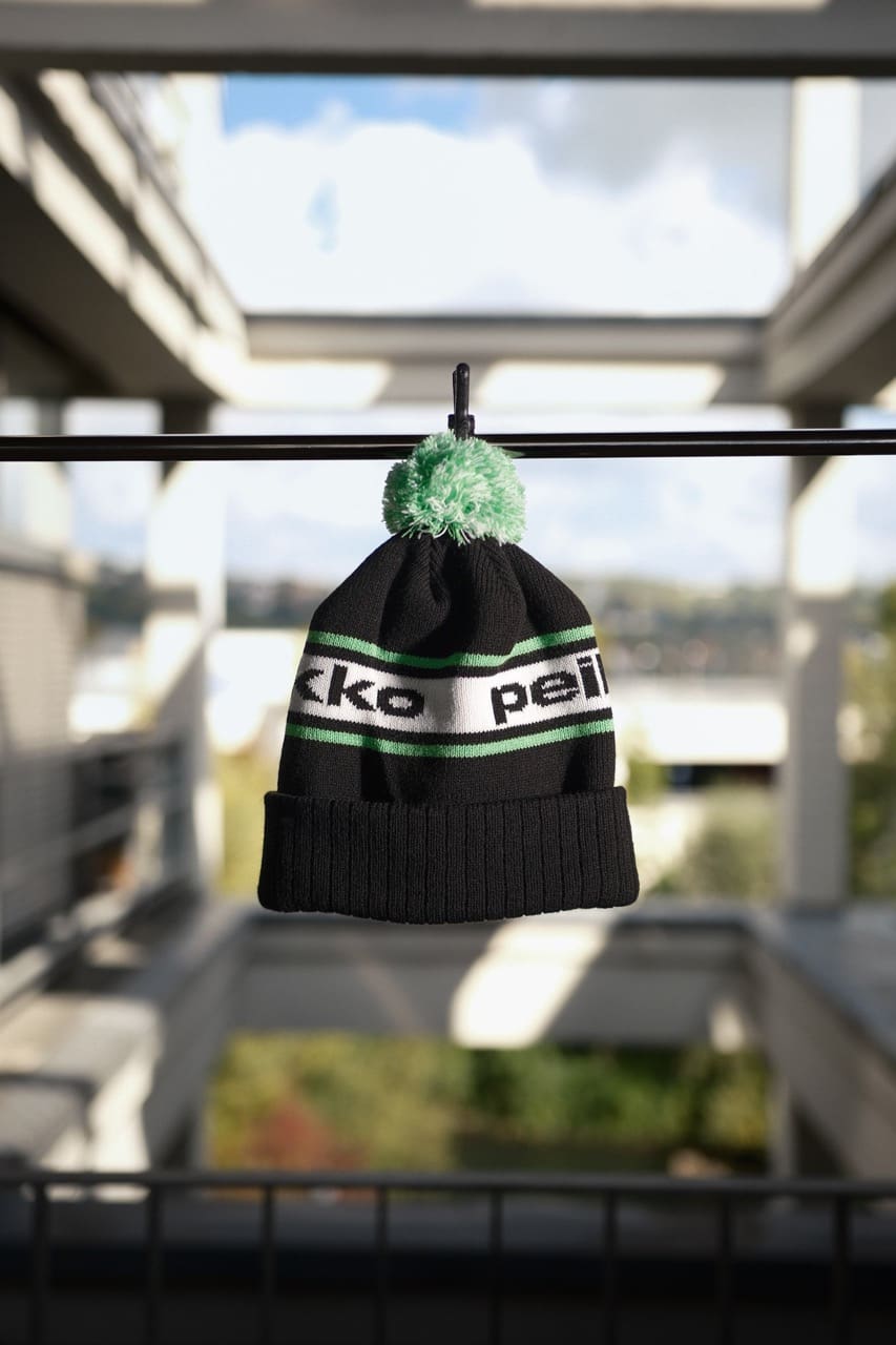 Weiches Baumwollhandtuch in Weiß mit hochwertigem Unternehmenslogo-Stick, ideal für Events oder Kundengeschenke.