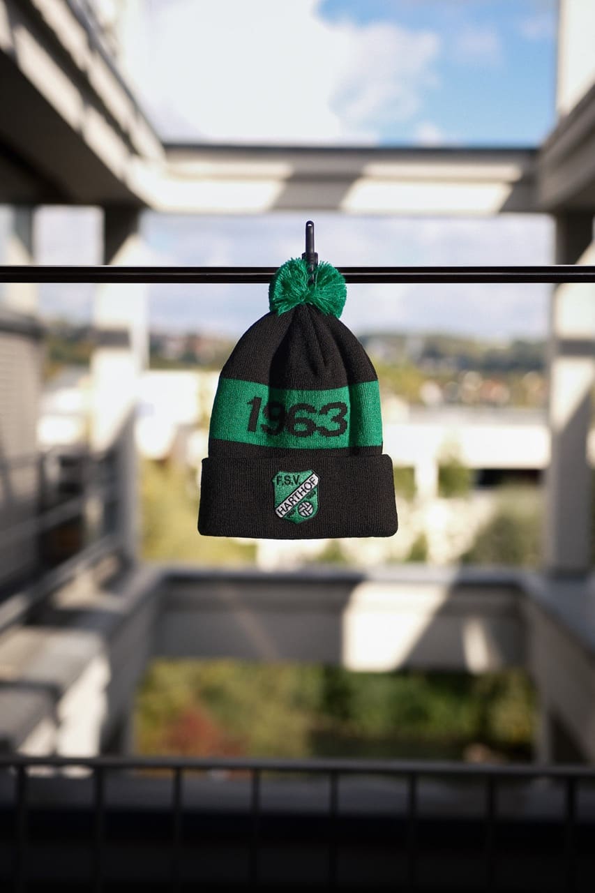 Kurze Fisherman-Mütze mit rechteckigem Logo-Patch auf dem Umschlag.