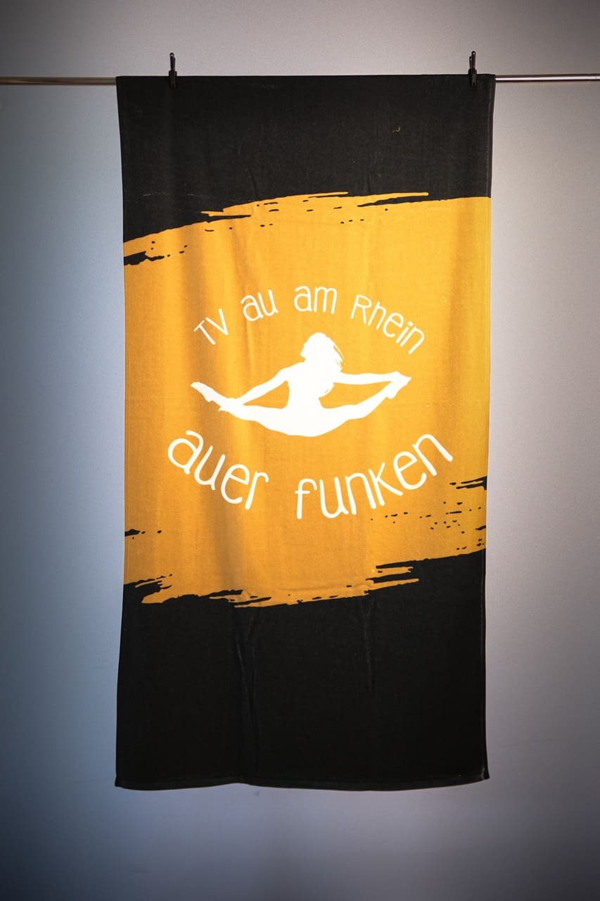 Weiches Baumwollhandtuch in Weiß mit hochwertigem Unternehmenslogo-Stick, ideal für Events oder Kundengeschenke.